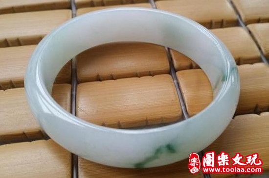 玉镯子小了戴不进去怎么办