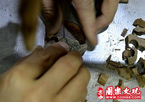 线切割机将选好的圆柱体裁出